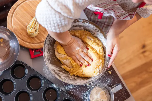 Concepto Comida Navideña Mujer Está Cocinando Galletas Jengibre Hombre Navidad —  Fotos de Stock