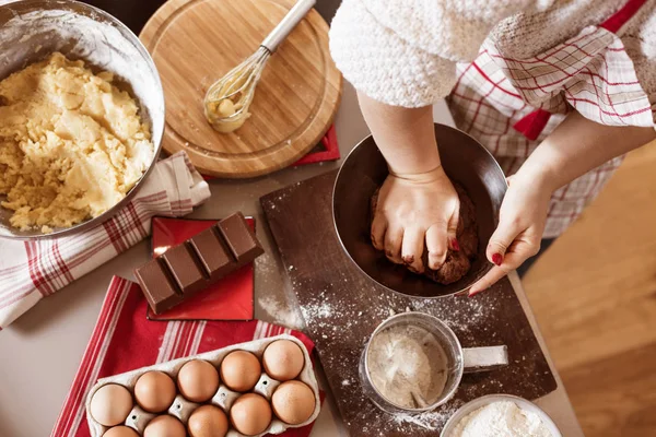 Concepto Comida Navideña Mujer Está Cocinando Galletas Jengibre Hombre Navidad —  Fotos de Stock