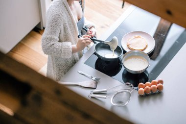 Mutfak tavada ince krep yapma kadın