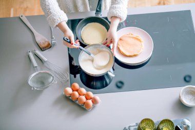 Mutfak tavada ince krep yapma kadın
