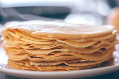 Mutfak tavada ince krep yapma kadın