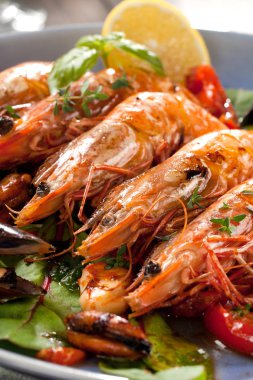 Baharatlı malzemeler sarımsak ve domates hizmet vermeye hazır karides şiş Barbekü Izgara.