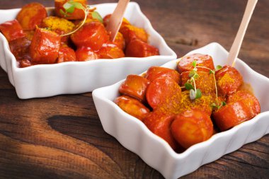 Pommes ile hizmet geleneksel Alman currywurst 