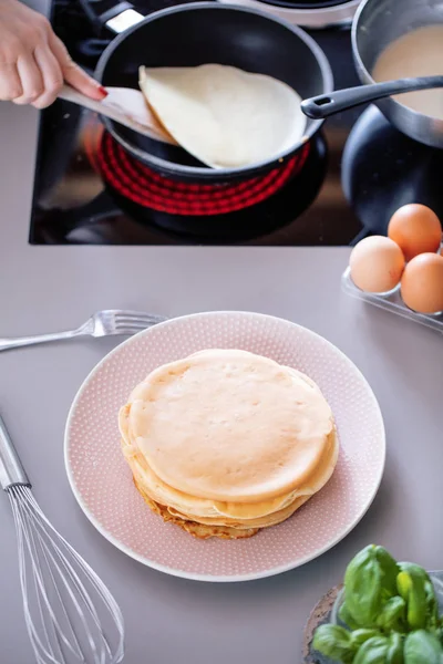 Mujer Haciendo Panqueques Finos Sartén Cocina — Foto de Stock