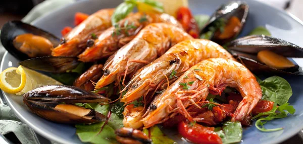 Skewers Barbeque Grilled Prawns Spicy Ingredients Garlic Tomato Ready Serve — Stock Photo, Image