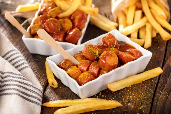 Традиційний Німецький Currywurst Подається Картопля — стокове фото