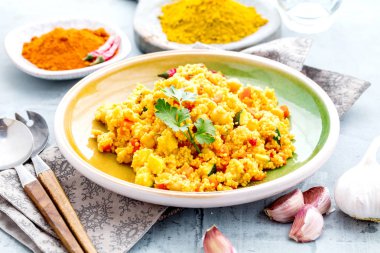 Domates, havuç, kabak ile lezzetli ev yapımı vejetaryen kuskus,