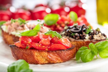 Tost ekmeği dilimlenmiş, fesleğenle süslenmiş