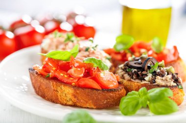 Tost ekmeği dilimlenmiş, fesleğenle süslenmiş