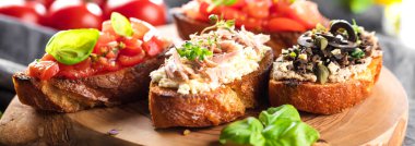 Tost ekmeği dilimlenmiş, fesleğenle süslenmiş