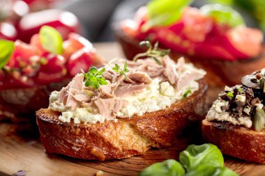 Tost ekmeği dilimlenmiş, fesleğenle süslenmiş