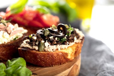 Tost ekmeği dilimlenmiş, fesleğenle süslenmiş