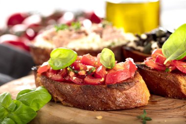 Tost ekmeği dilimlenmiş, fesleğenle süslenmiş