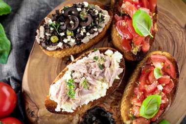 Tost ekmeği dilimlenmiş, fesleğenle süslenmiş