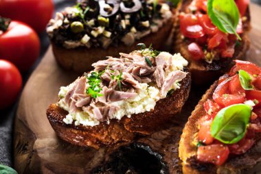 Tost ekmeği dilimlenmiş, fesleğenle süslenmiş