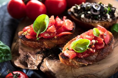 Tost ekmeği dilimlenmiş, fesleğenle süslenmiş