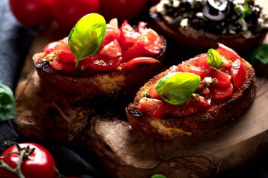 Tost ekmeği dilimlenmiş, fesleğenle süslenmiş