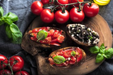 Tost ekmeği dilimlenmiş, fesleğenle süslenmiş