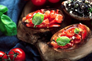 Tost ekmeği dilimlenmiş, fesleğenle süslenmiş