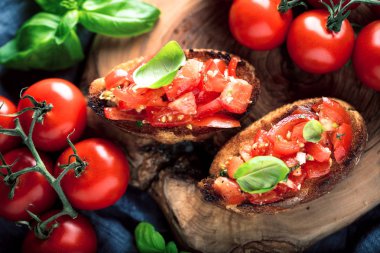 Tost ekmeği dilimlenmiş, fesleğenle süslenmiş