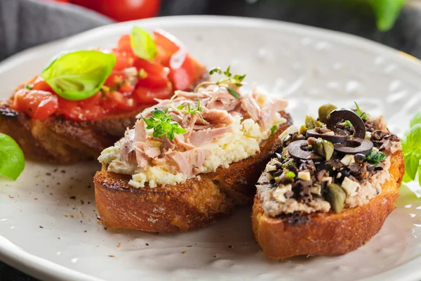 Bruschetta Skivor Rostad Baguette Garnerad Med Basilika — Stockfoto