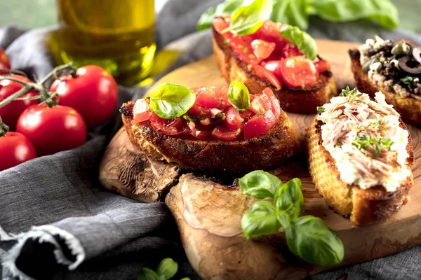 Bruschetta Sobre Rebanadas Baguette Tostada Adornada Con Albahaca —  Fotos de Stock