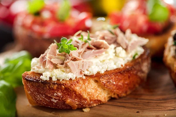 Bruschetta Sobre Rebanadas Baguette Tostada Adornada Con Albahaca —  Fotos de Stock