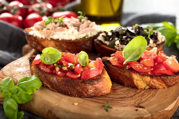 Bruschetta Skivor Rostad Baguette Garnerad Med Basilika — Stockfoto