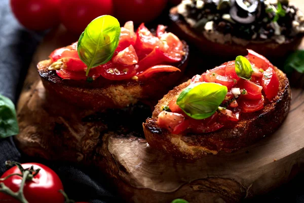 Bruschetta Sobre Rebanadas Baguette Tostada Adornada Con Albahaca —  Fotos de Stock