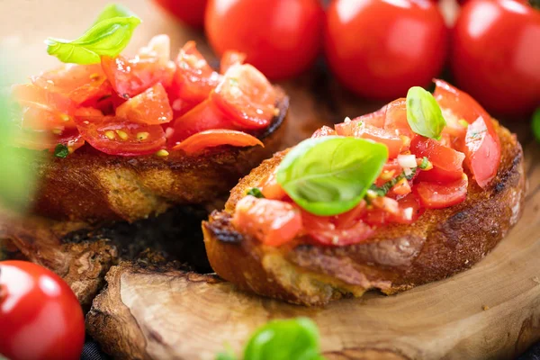 Bruschetta Sobre Rebanadas Baguette Tostada Adornada Con Albahaca —  Fotos de Stock