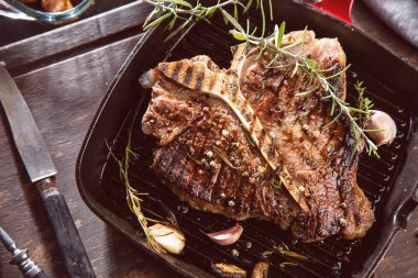 fırında patates derileri kekik biberiye ve sarımsak ile tüm