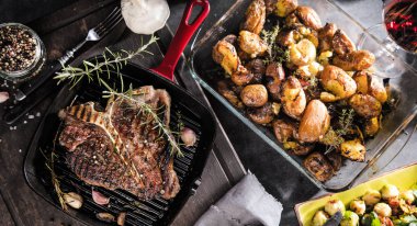 fırında patates derileri kekik biberiye ve sarımsak ile tüm