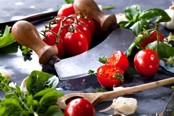Frische Tomaten Mit Basilikum Knoblauch Und Meersalz Auf Schwarzem Schiefergrund — Stockfoto