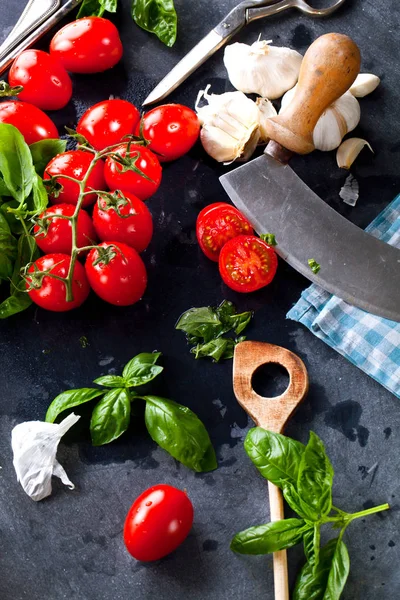 Frische Tomaten Mit Basilikum Knoblauch Und Meersalz Auf Schwarzem Schiefergrund — Stockfoto