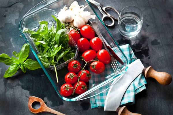 Frische Tomaten Mit Basilikum Knoblauch Und Meersalz Auf Schwarzem Schiefergrund — Stockfoto