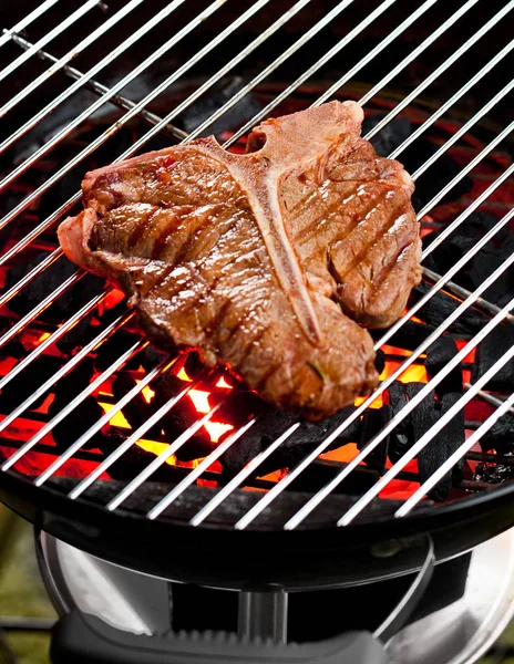 Carne Res Filetes Hueso Parrilla Con Llamas — Foto de Stock