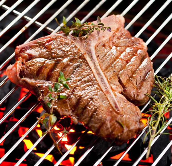 Carne Res Filetes Hueso Parrilla Con Llamas — Foto de Stock