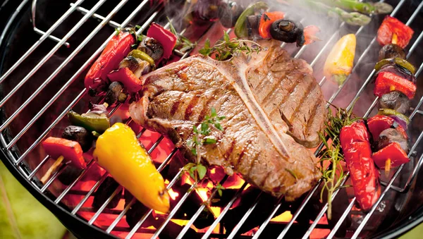 炎でグリルの牛肉の ボーン ステーキ — ストック写真
