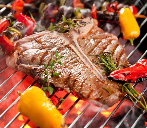 Carne Res Filetes Hueso Parrilla Con Llamas — Foto de Stock