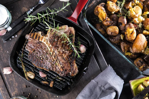 Bratkartoffeln Ganz Der Schale Mit Thymian Rosmarin Und Knoblauch — Stockfoto