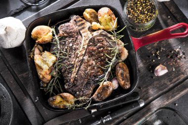 fırında patates derileri kekik biberiye ve sarımsak ile tüm