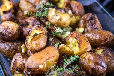 fırında patates derileri kekik biberiye ve sarımsak ile tüm