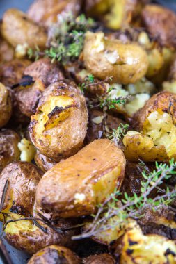 fırında patates derileri kekik biberiye ve sarımsak ile tüm