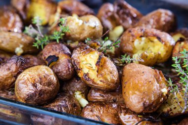 fırında patates derileri kekik biberiye ve sarımsak ile tüm