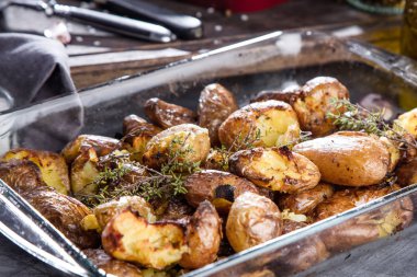 fırında patates derileri kekik biberiye ve sarımsak ile tüm