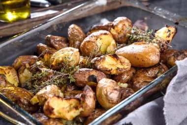 fırında patates derileri kekik biberiye ve sarımsak ile tüm