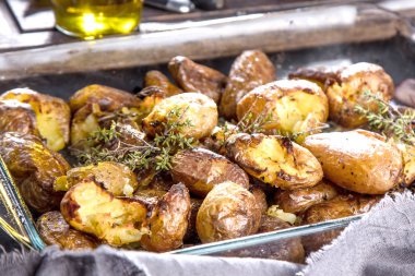 fırında patates derileri kekik biberiye ve sarımsak ile tüm