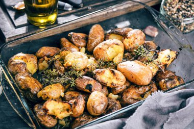 fırında patates derileri kekik biberiye ve sarımsak ile tüm