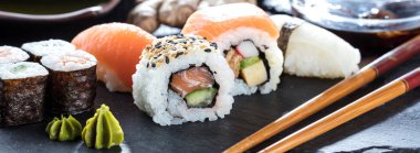 Suşi Sashimi ve suşi ruloları taş levhada servis edilir.