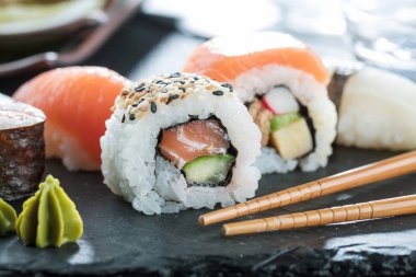 Suşi Sashimi ve suşi ruloları taş levhada servis edilir.